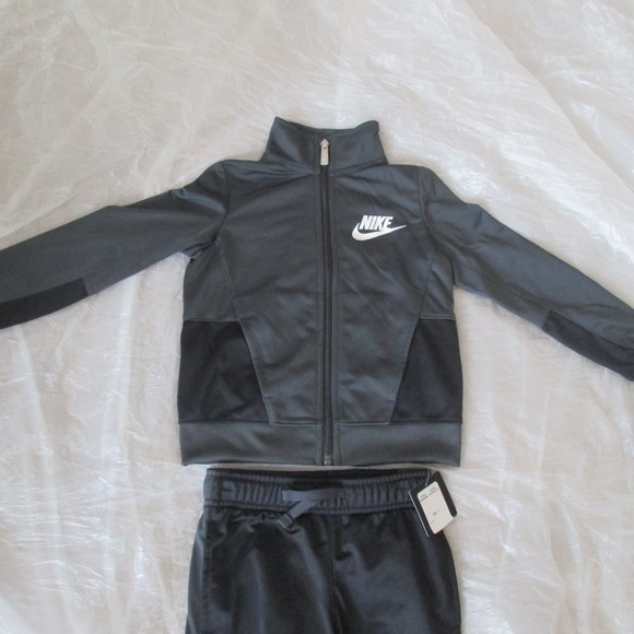 Nike Boys Tracksuit 2 Piece Black Gray 86C389-693 Brand New with Tags - Picture 2 of 8